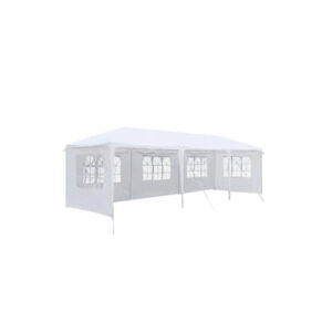 Veliki beli paviljon 3x9 metara sa prozorima postavljen na zelenom travnjaku u dvorištu