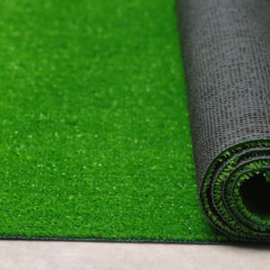 Veštačka trava Greenland Cut na balkonu sa drvenim nameštajem